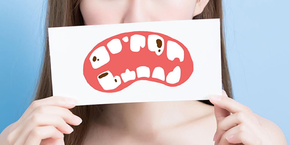 歯が黒ずむ・変色する原因と対処法
